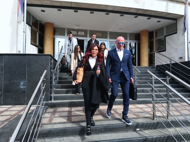 Адвокат Зора Добричанин Никодиновић и брањеник Ратко Ромић напуштају Апелациони суд у Београду (фото: Д. Бјелица/УНС)