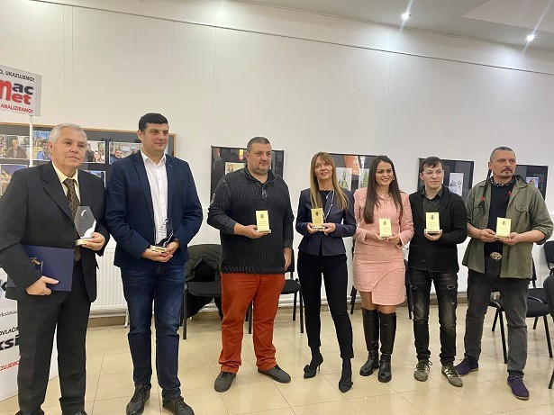 Dobitnici nagrada za doprinos novinarstvu u Aleksincu i promociji ove lokalne samouprave (foto: UNS)