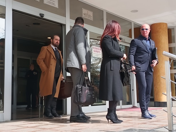 Адвокати одбране и окривљени Ратко Ромић напуштају суд после изношења завршних речи ФОТО: УНС