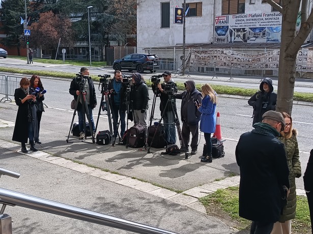 Медијске екипе пред Вишим судом у Београду због суђења за убиство Славка Ћурувије ФОТО: УНС