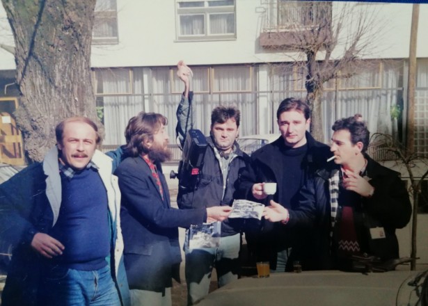 Глина 1991. година, новинари на задатку, Љубомир Павловић (трећи слева), а до њега Душан Тепшић (четврти слева), фото: приватна архива 