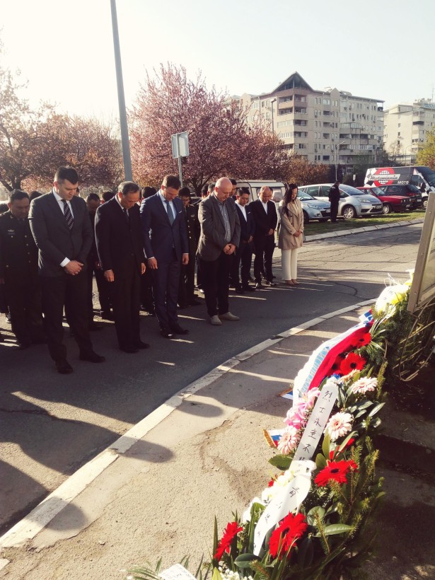 Положени венци на месту погибије троје кинеских новинара у НАТО бомбардовању (фото: Ј. Пешић)