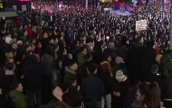Studenti i deo radnika RTS-a koji su izašli iz zgrade zajedno skandirali: „Čiji je RTS? Naš RTS!“ Studenti i deo radnika RTS-a koji su izašli iz zgrade zajedno skandirali: „Čiji je RTS? Naš RTS!“
