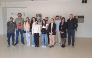 Mladi novinari redakcija na srpskom i albanskom jeziku posetili DNKiM Mladi novinari redakcija na srpskom i albanskom jeziku posetili DNKiM