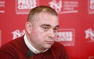 Суд: Стављање пиштоља са муницијом пред новинарa није угрожавање безбедности Суд: Стављање пиштоља са муницијом пред новинарa није угрожавање безбедности
