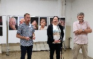 Отворена изложба „Портрети са интервјуа – од лица до лица“, аутор Анђеко Васиљевић Отворена изложба „Портрети са интервјуа – од лица до лица“, аутор Анђеко Васиљевић