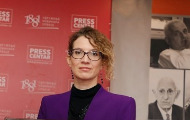 Покушај компромитовања новинарке после њеног видео снимка напредњачке блокаде суда у Сенти Покушај компромитовања новинарке после њеног видео снимка напредњачке блокаде суда у Сенти