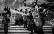Kао да сам на ратишту, а не усред Новог Сада: Новинари и фоторепортери о ноћи у којој су пројектили летели око глава Kао да сам на ратишту, а не усред Новог Сада: Новинари и фоторепортери о ноћи у којој су пројектили летели око глава
