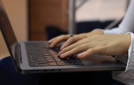 Турско-кипарска новинарка под пријетњама смрћу због разоткривања корупције Турско-кипарска новинарка под пријетњама смрћу због разоткривања корупције