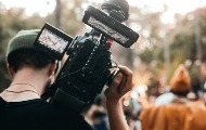 Репортер Н1 снимао нападнутог активисту, па их вербално напала активисткиња СНС-а Репортер Н1 снимао нападнутог активисту, па их вербално напала активисткиња СНС-а