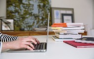 Suđenje novinarki „Pištaljke“ u Topoli po tužbi funkcionera SNS Senića zbog gostovanja na N1 Suđenje novinarki „Pištaljke“ u Topoli po tužbi funkcionera SNS Senića zbog gostovanja na N1