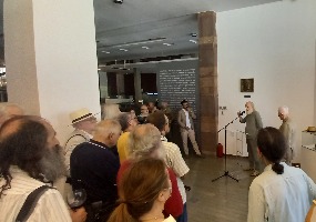 Knjige na nadgrobnim spomenicima motiv prve izložbe fotografija Jugoslava Vlahovića Knjige na nadgrobnim spomenicima motiv prve izložbe fotografija Jugoslava Vlahovića
