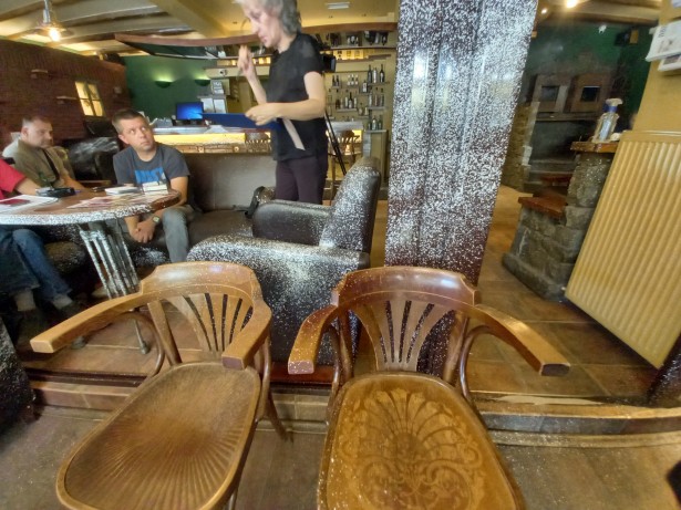 Posledice upada u kafe-klub koji je vezan za redakciju OK radija Foto: D. Bjelica
