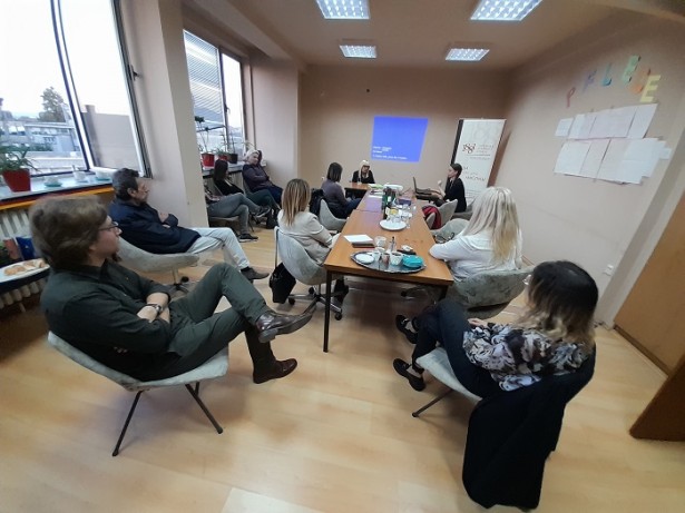 Učesnici radionice ,,Uloga medija u sprečavanju rizičnog ponašanja mladih na internetu” (foto: UNS/Predrag Rava)