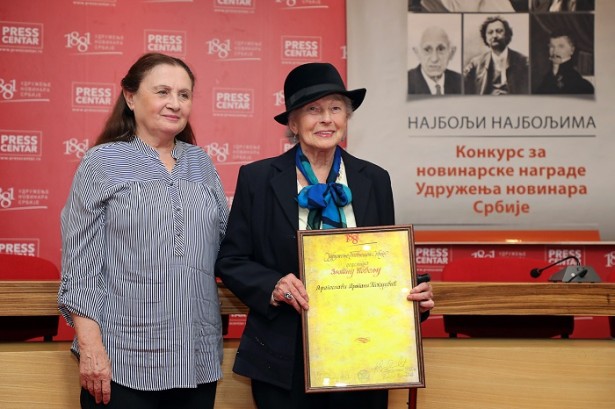 Анђелка Мали уручила Златну повељу Драгослави Драгани Пескаревић (фото: Прес центар УНС-а)