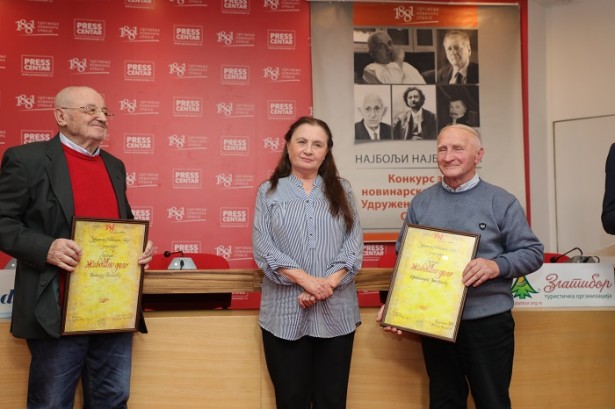 Anđelka Mali uručila nagradu UNS-a za životno delo Nenadu Ristiću i Dragoljubu Janojliću (foto: Pres centar UNS-a)