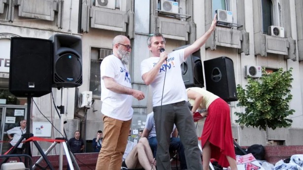Дарко Шпер на протесту испред РТВ-а (фото: синдикат Независност РТВ-а)