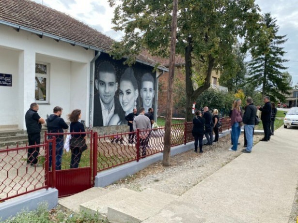 Porodice ubijenih đaka Osnovne škole „Vladislav Ribnikar“ posetile porodice ubijenih mladih u Duboni i Malom Orašju (foto: Veran Matić)