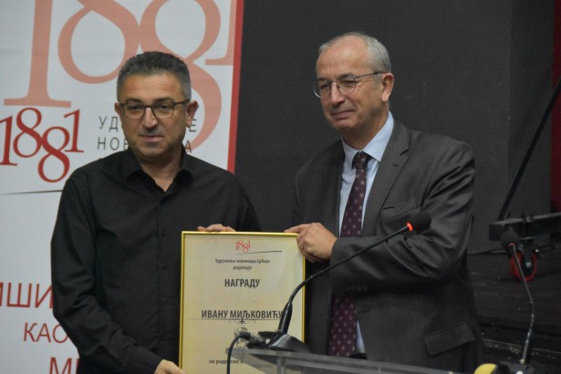 Na uručenju nagrade - Ivan Miljković, dobitnik nagrade u kategoriji radijskog novinarstva i šef Misije OEBS na Kosovu Majkl Devenport (foto: UNS)