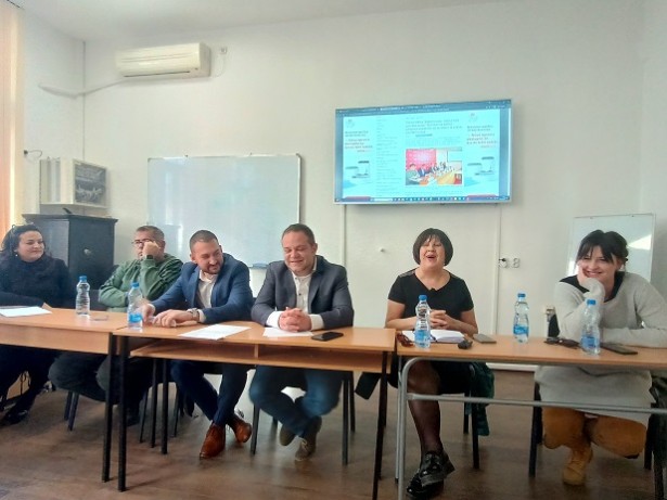 Moderatorka prof. dr Marija Vujović razgovara sa Goranom Sivačkim, Dušanom Popovićem, Urošem Nedeljkovićem, Draganom Kosić i Marijom Vučić (foto: D. Bjelica/UNS)