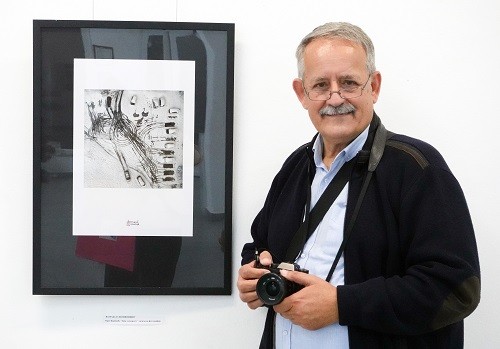 Rajko Karišić pored svoje fotografije (foto: Jovanka Arsić Karišić i Rajko R. Karišić)