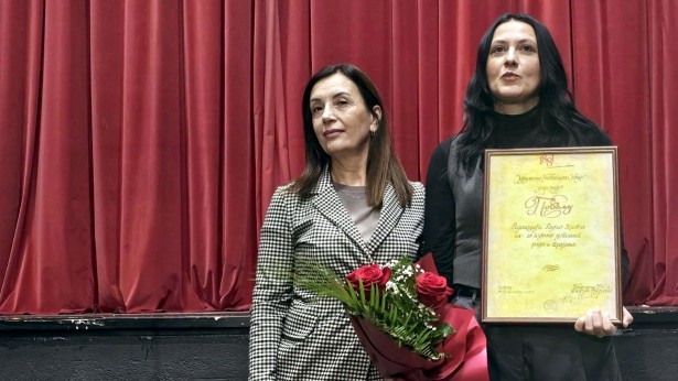 UNS dodelio Povelju Radiju Kim za 25 godina rada - potpredsednica UNS Olivera Milošević i urednica Kim radija Zorica Vorgučić (Foto Daniela Tomašević)