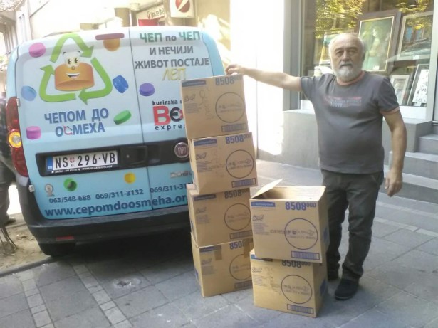 Domar UNS-a Milovan Agatonović predao je čepove predstavnicima udruženja 
