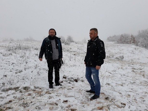 Živojin Rakočević i Budimir Ničić na mestu gde je bila ploča (foto: UNS)