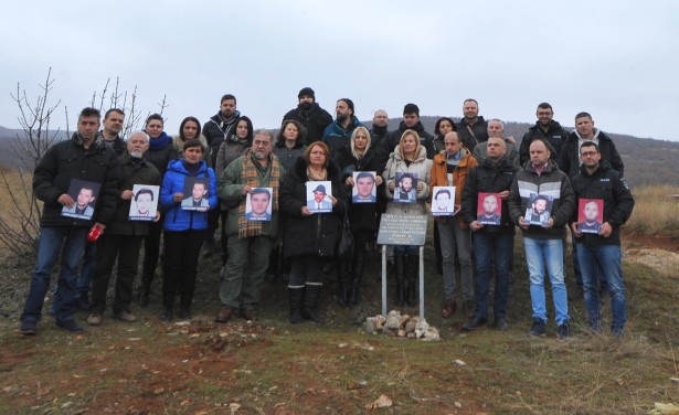 Novinari kod spomen-ploče nestalim novinarima Đuru Slavuju i Ranku Pereniću (foto: Darko Dozet)