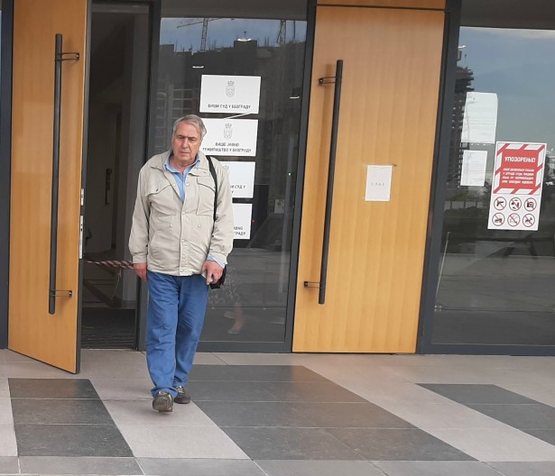 Novinar Milan Jovanović sudu je priložio oružani list kojim se potvrđuje da on ne poseduje oružje, da ga je prodao i da mu je zato dozvola za posedovanja poništena 