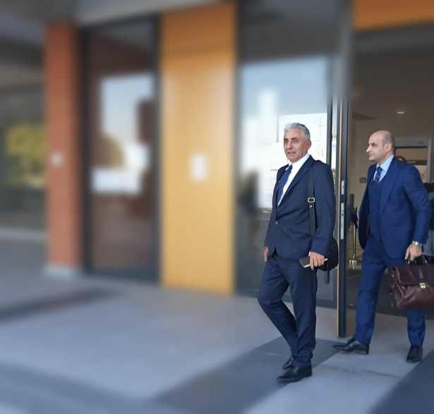 Advokat optuženog Viktor Gostiljac dostavio je lekarski nalaz iz Doma zdravlja Grocka da Dragoljub Simonović zbog zdravstvenog stanja danas nije došao u sud, te da mu je opet pozlilo i ima glavobolju