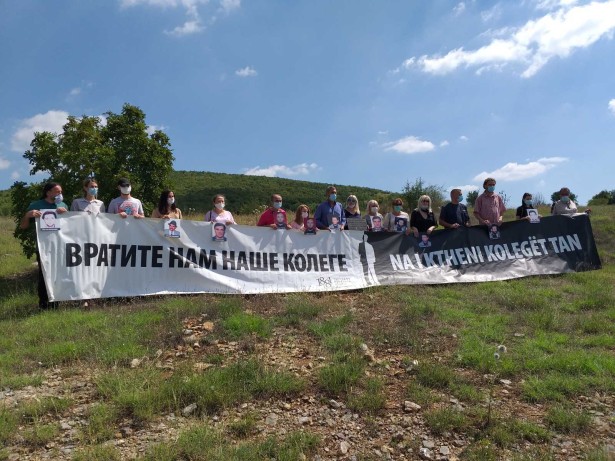 Predsednik UNS-a na Kosovu Budimir Ničić istakao je da Udruženje traži pravdu za Slavuja, Perenića, ali i sve kolege koje su ubijene i otete od 1998. do 2005. godine, bez obzira na veru i nacionalnost.
