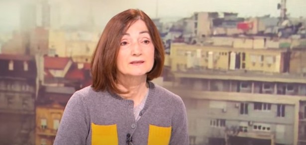 Čovek koga su optuživali za ratne zločine nikoga nije tužio sudu, ali se uoči skupštine UNS-a, posle 21 godine na funkcijama predsednika UNS-a, pa generalnog sekretara UNS, pa državnog sekretara za medije, pa opet generalnog sekretara, dosetio da državnim organima, republičkom tužilaštvu, OEBS-u i EU, pod oznakom „hitno“ i sa teškim optužbama, denuncira predsednika UNS-a kog želi da ukloni sa tog položaja u korist Rakočevića. A ako uspe, oboriće i rekord Đukanovića