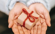 Humanitarne novinarske akcije i priče koje su siromašnima i bolesnima ulepšale Božić Humanitarne novinarske akcije i priče koje su siromašnima i bolesnima ulepšale Božić