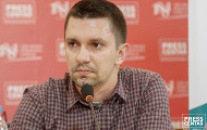 Новинар који је добио Владу на суду: Ко је Бојан Цвејић, добитник награде за медијску писменост? Новинар који је добио Владу на суду: Ко је Бојан Цвејић, добитник награде за медијску писменост?