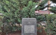 Век од рођења Душка Радовића, а у његовом родном граду биста без главе Век од рођења Душка Радовића, а у његовом родном граду биста без главе