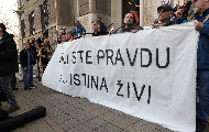 Protest zbog oslobađajuće presude za ubistvo Ćuruvije u slikama Protest zbog oslobađajuće presude za ubistvo Ćuruvije u slikama