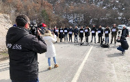 Екипи РТС-а речено да не могу на Косово јер се нису најавили, официр за везу истиче да новинари немају ту обавезу Екипи РТС-а речено да не могу на Косово јер се нису најавили, официр за везу истиче да новинари немају ту обавезу