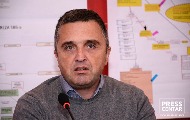 Информер: „А шта би било да је песницом у главу ударен главни уредник Н1 или 'Данаса'? Брука! УНС подржава напад на Вучићевића!?“ Информер: „А шта би било да је песницом у главу ударен главни уредник Н1 или 'Данаса'? Брука! УНС подржава напад на Вучићевића!?“